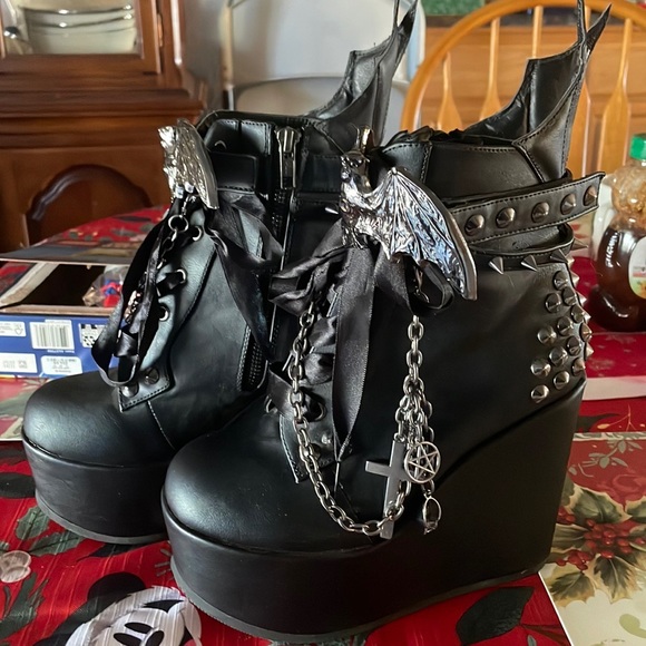 Flights Of Poison Platform Boots - Picture 7 of 7